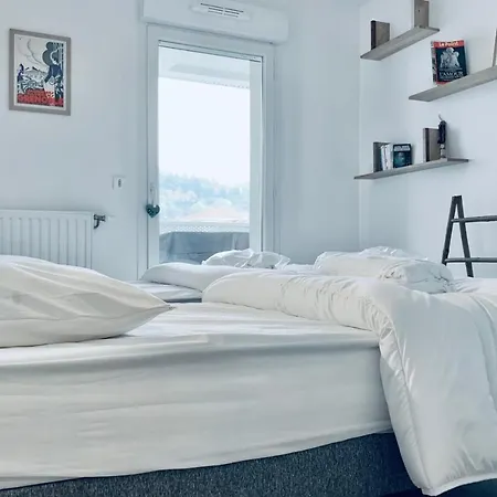 The Bluesky Train Sation Europole Garage #ci Apartment